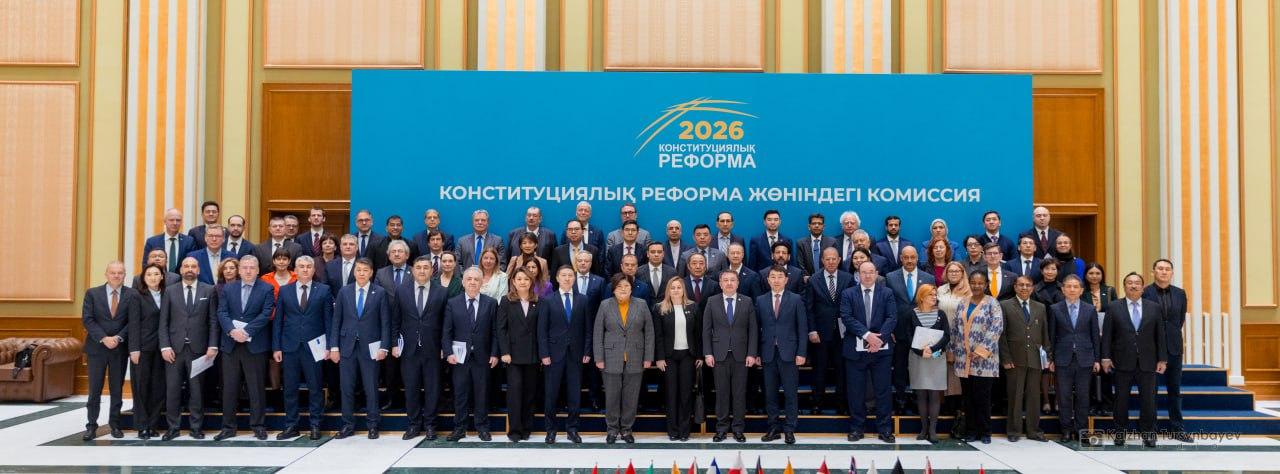 В АСТАНЕ СОСТОЯЛСЯ БРИФИНГ ДЛЯ ДИПЛОМАТИЧЕСКОГО КОРПУСА ОБ ИТОГАХ РАБОТЫ КОМИССИИ ПО КОНСТИТУЦИОННОЙ РЕФОРМЕ С УЧАСТИЕМ ПРЕДСЕДАТЕЛЯ И ЧЛЕНОВ КОМИССИИ. В МЕРОПРИЯТИИ ПРИНЯЛИ УЧАСТИЕ 80 ПРЕДСТАВИТЕЛЕЙ ЗАРУБЕЖНОГО ДИПЛОМАТИЧЕСКОГО КОРПУСА И МЕЖДУНАРОДНЫХ ОРГАНИЗАЦИЙ, АККРЕДИТОВАННЫХ В КАЗАХСТАНЕ.